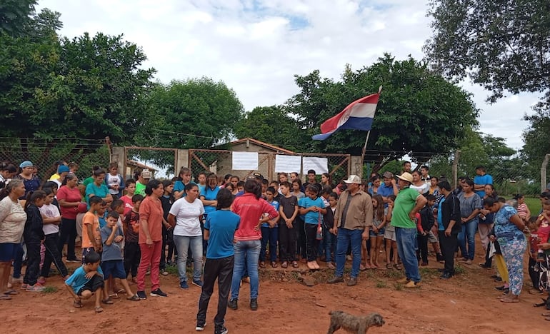 Alumnos y padres de la Escuela Básica 6551 "San Lorenzo", del distrito de Karapa'i, claman por la habilitación del 9º grado para seguir estudiando y no quedar fuera del sistema educativo.