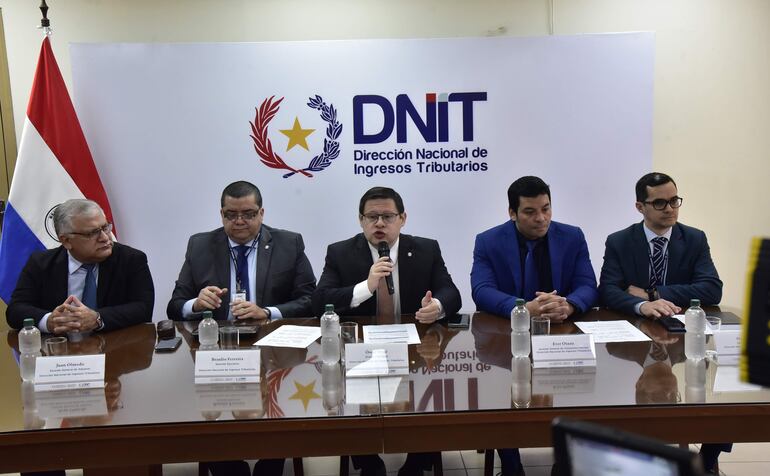 Óscar Orué, director nacional de la DNIT (centro), durante la conferencia de prensa realizada ayer.