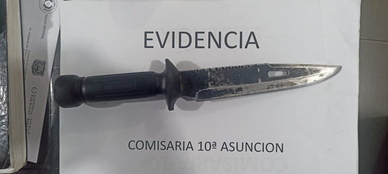 Cuchillo incautado entre los elementos de los 4 sospechosos de intento de robo frustrado por albañiles en el que detuvieron a un presunto miembro del Clan Rotela.