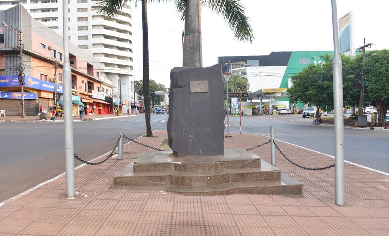 Piedra fundacional  ubicada sobre la avenida Pioneros del Este. Aquí el acto será a las 09:30.