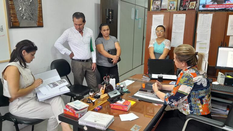 Los padres del militar, Alexis Sosa, desaparacido bajo una tormenta, en compañía de la abogada, Fátima Ruiz Díaz, dialogan con la fiscala, Gladys González, de Ñemby, y exigen justicia.