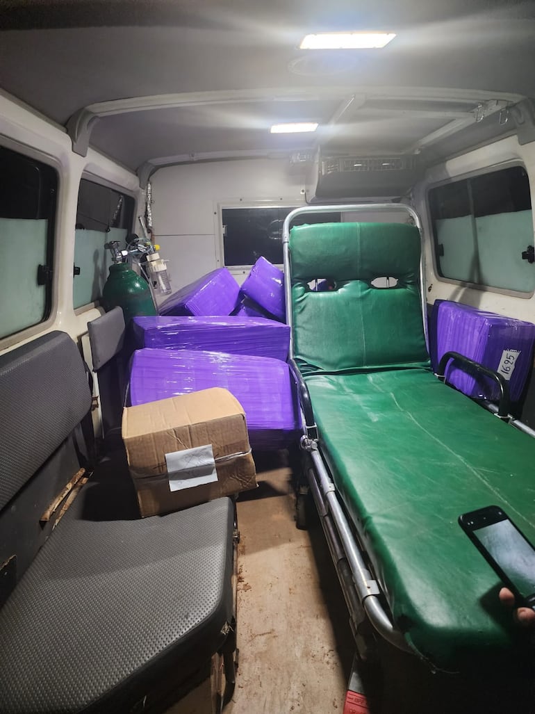 Varios paquetes de presunta marihuana fueron encontrados en el interior de la ambulancia.