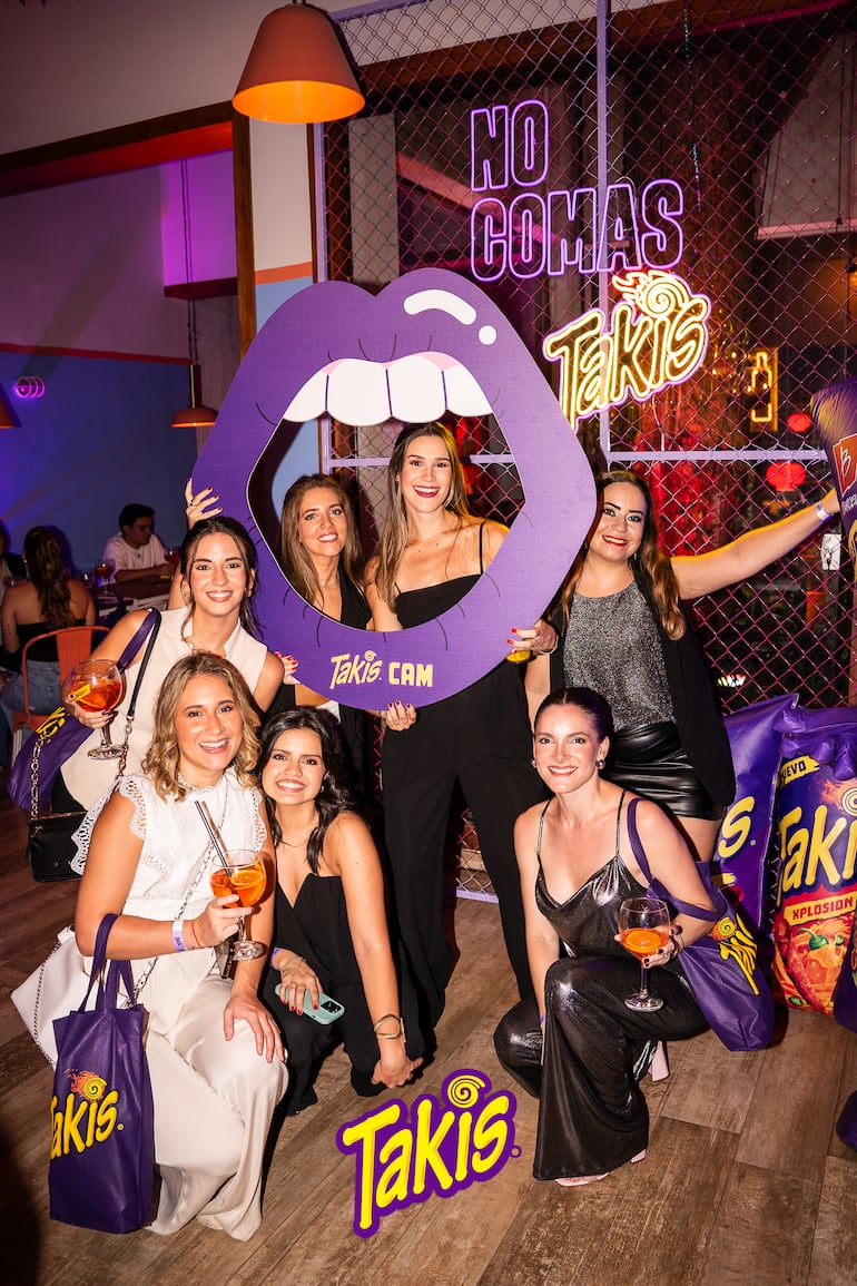 Mae Fois, Mica Marchiori, Tati Romero, Rebe Jara, Mica Franco, Lia Denis y Camila Sisa durante el pre lanzamiento de Takis en nuestro país.