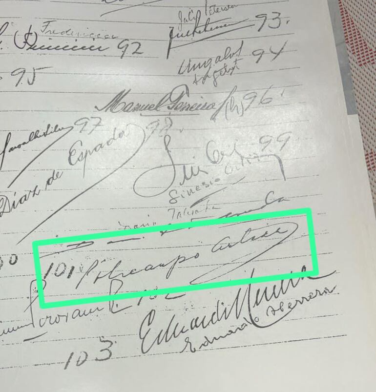 Firma del socio 101 del Club Centenario en el acta de fundación.