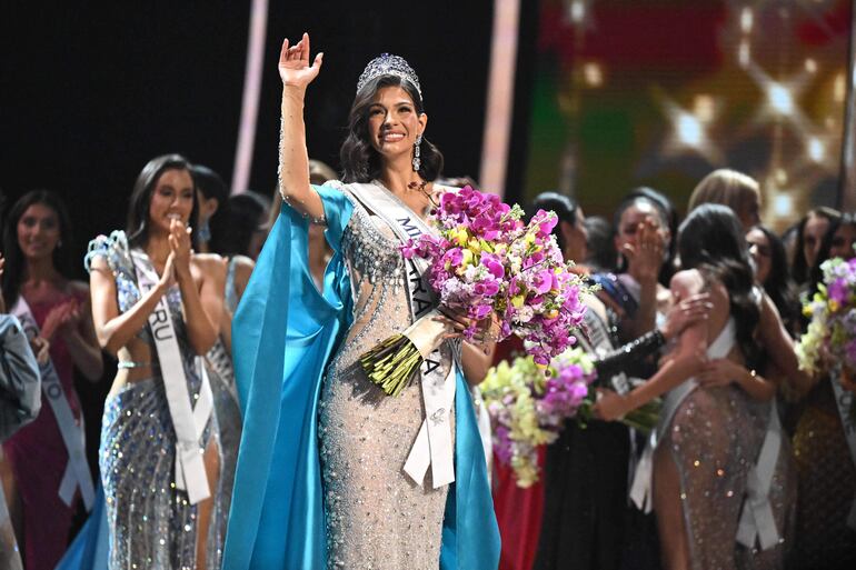 ¡Divina! Sheynnis Palacios, el día que fue coronada Miss Universo 2023 en San Salvador.  (Marvin RECINOS / AFP)