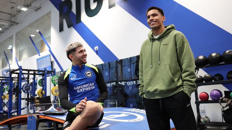 Julio Enciso (i) y Diego Gómez (d) en el Centro de Entrenamiento del Brighton.