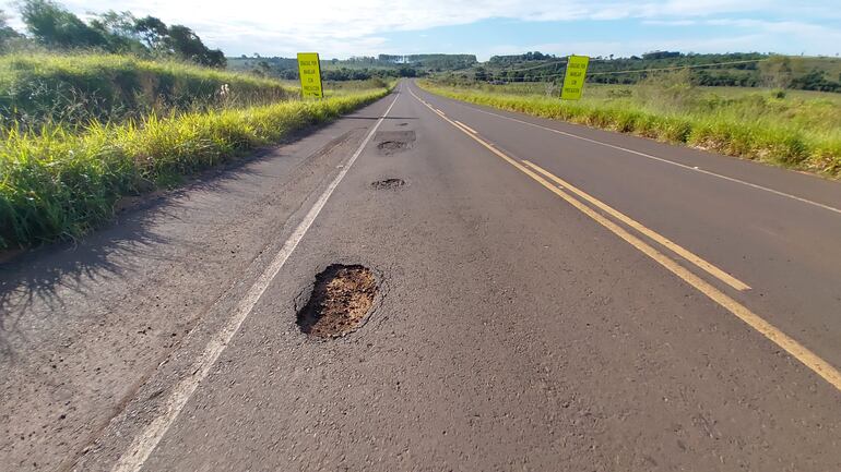 Vista de un tramo deteriorado de la Ruta Curuguaty - Ypejhú donde los baches rápidamente se multiplican