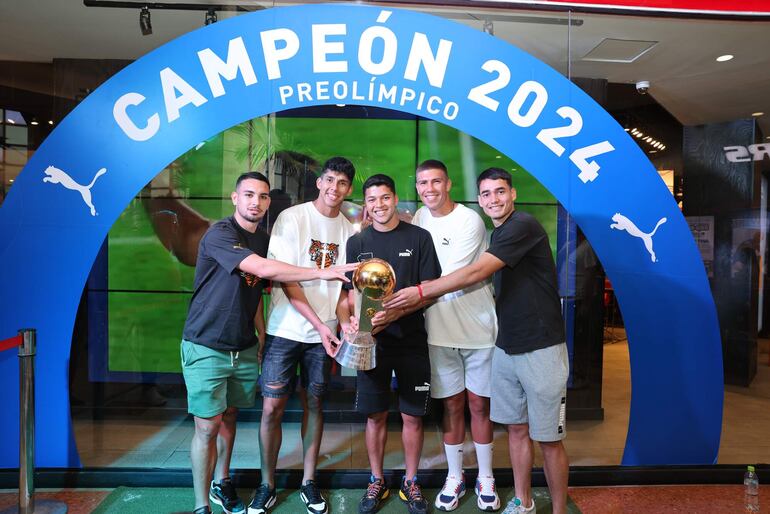 El preciado trofeo del Torneo Preolímpico Sudamericano también fue exhibido.