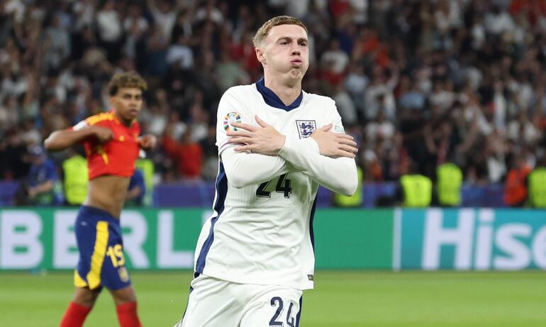 Cole Palmer, jugador de la selección de Inglaterra, celebra un gol en el partido frente a España por la final de la Eurocopa 2024 en el estadio Olímpico, en Berlín, Alemania.