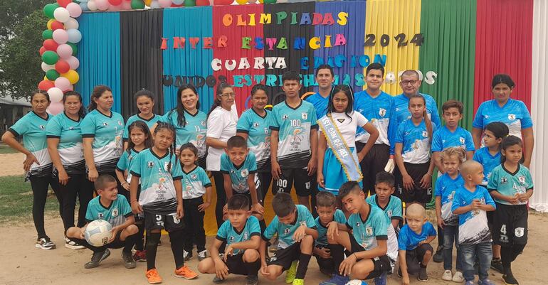 Maestros, jóvenes y niños participaron de las Olimpiadas por el Mes de la Juventud.