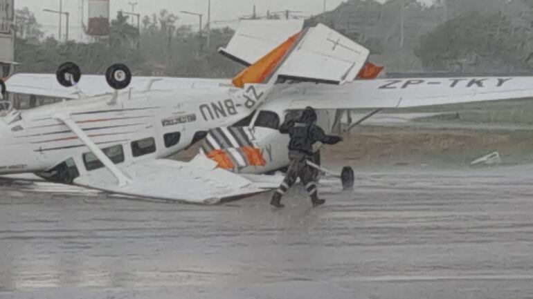 Una avioneta fue volcada tras el fuerte temporal reportado en toda la zona metropolitana