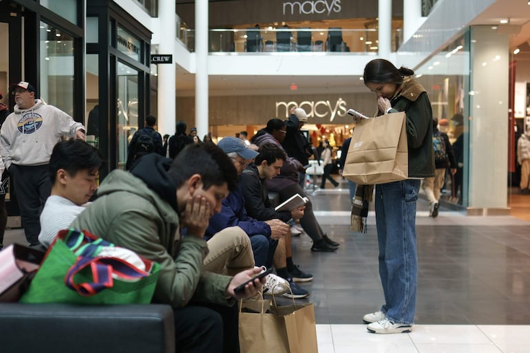 Compradores en un centro comercial de Estados Unidos. 
