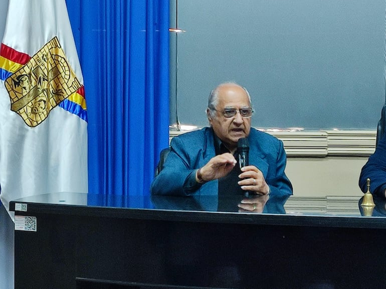 Prof (R) César Duba, fue presidente de la desaparecida "Comisión de Cultura" de la ciudad de Encarnación, recientemente distinguida por la Junta Municipal.