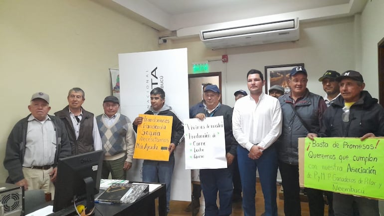 Los pequeños productores de ,Ñeembucú con panfletos en mano, se reunieron con el coordinador de la EBY Emmanuel Cuevas, a quien solicitaron ayuda en el marco de la emergencia departamental.