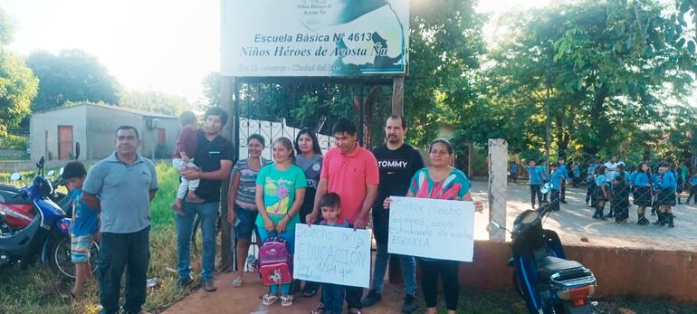 Los padres  de la Escuela Niños Héroes de Acosta Ñú se manifestaron en el primer día de clases, en la mañana de este lunes.