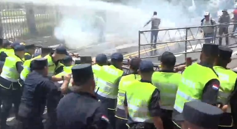 Incidentes frente al Congreso Nacional.