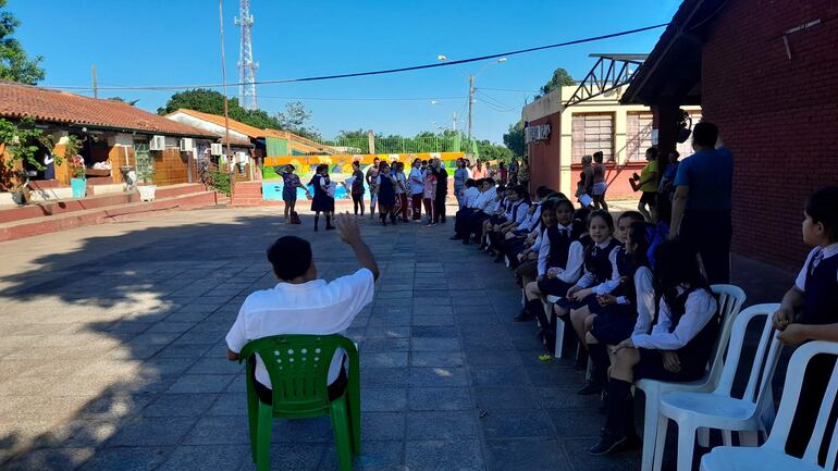 Los alumnos del sexto grado de la escuela Bienvenido Osorio permanecieron sentados en el patio de la institución en señal de protesta.
