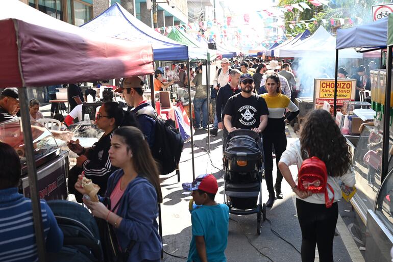 Feria gastronómica en el centro durante el feriado largo en Asunción.