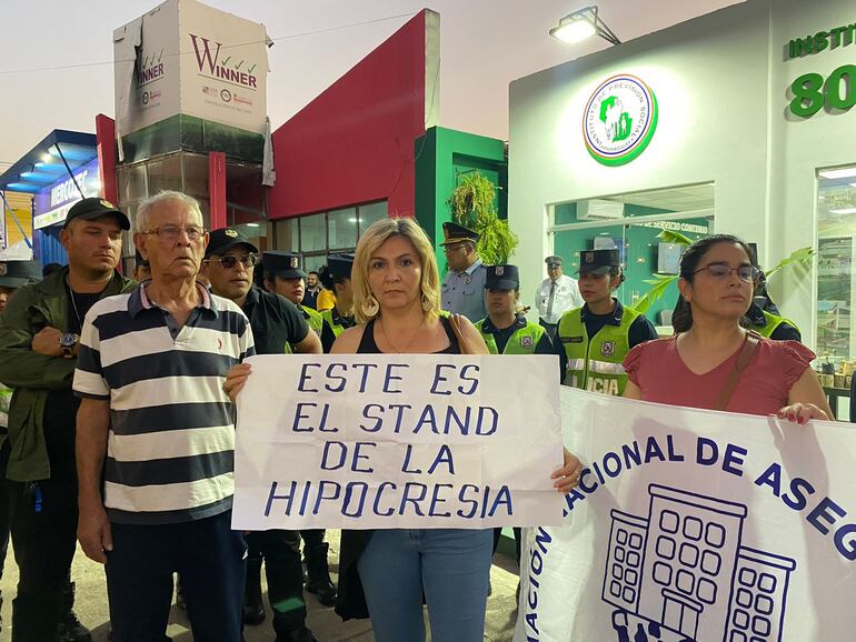 "Este es el stand de la hipocresía", indica un cartel sostenido por otra manifestante.