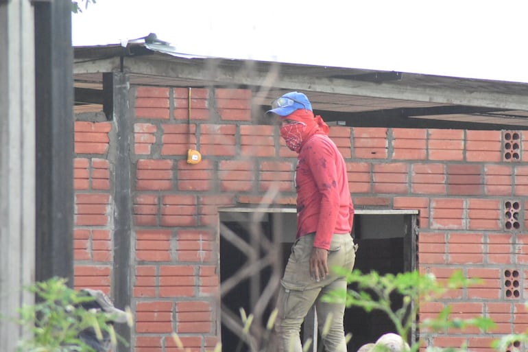 Así trabajaron los albañiles que edificaron la quinta para Jatar Fernández en Ayolas, dentro de un predio que está en litigio. El propietario afirma que se trata de una invasión.