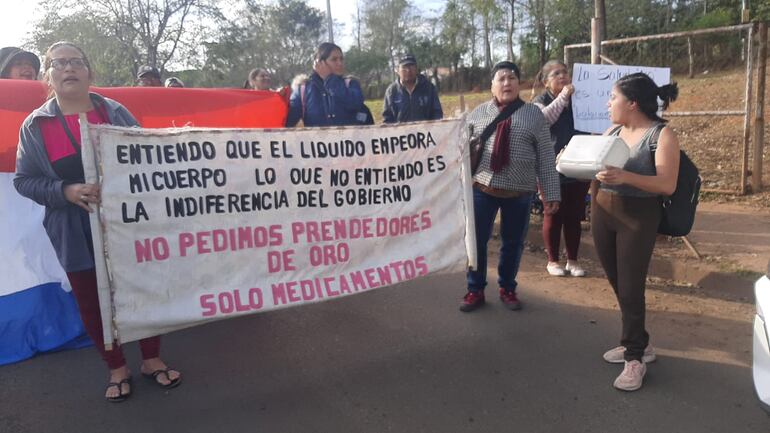 Pacientes renales salieron frente al Hospital Nacional a manifestarse para la compra de máquinas de hemodiálisis.