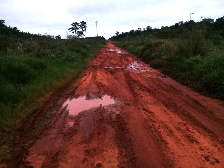 Un sector del trayecto de los 45 km que cruza comunidades rurales de los distritos de Santaní, Yrubucuá y Capiibary.