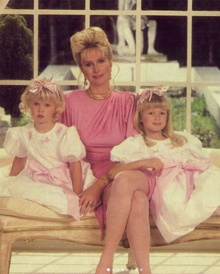 Bella postal de hace unos años. Paris Hilton con su madre y su hermana. (Instagram/Paris Hilton)