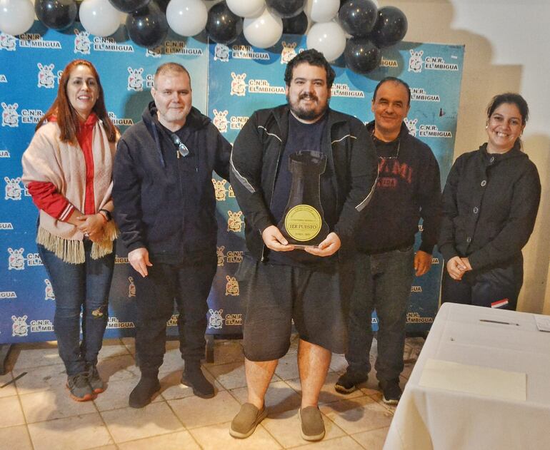 Larissa Franco, Fernando Saldaña (campeón +50 años), Miguel Franco (campeón general) y Víctor González (2° en + 50 años), durante la ceremonia de entrega de premios en el Mbiguá.