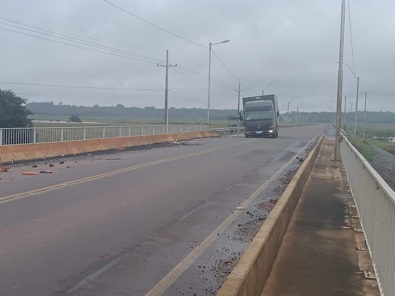 Esta toma muestra la inclinación del camión de gran porte. Evidentemente en ese lugar hay un hundimiento sobre el puente Pirapo.