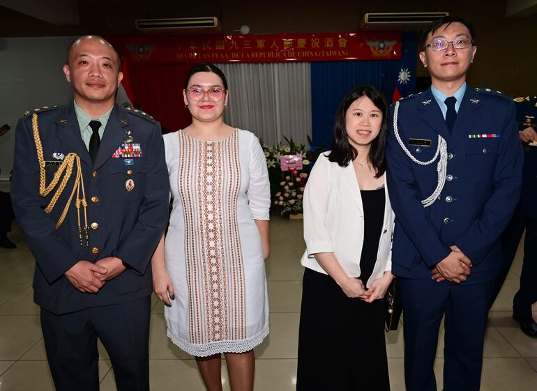 Cnel. David Chih-Wei Chang, Camila Orrego, Julia Chen y Tte. Cnel. Marcelo Chang.