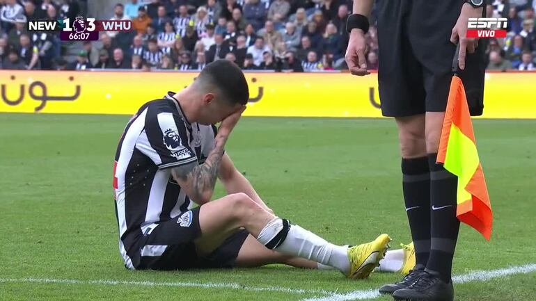 El paraguayo Miguel Almirón, jugador del Newcastle, durante la molestia en la rodilla en el partido frente al West Ham por la Premier League.