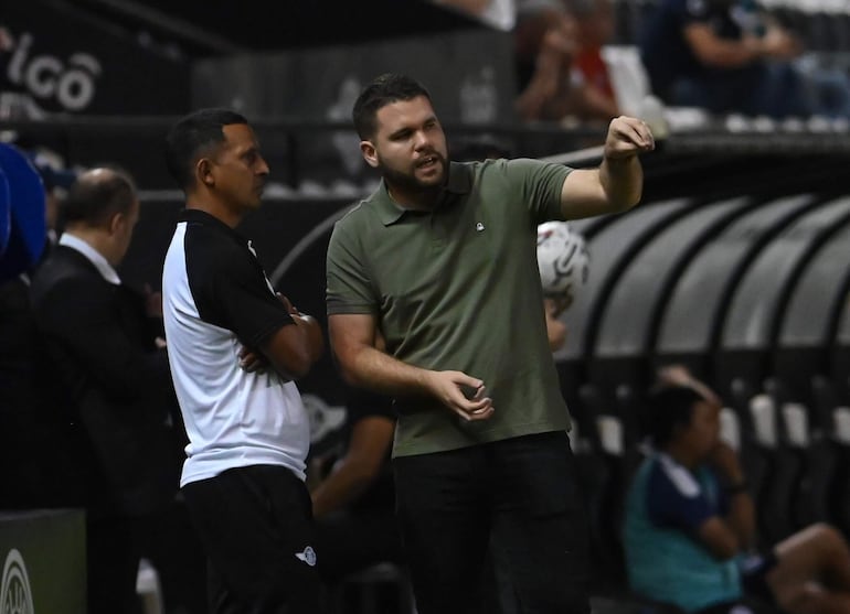 El entrenador Ariel Galeano conversa con su ayudante, Sergio Aquino, durante la disputa de juego frente a Ameliano.