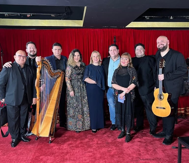 La delegación de artistas de Paraguay que estará presente este domingo en el Festival Mundial del Bolero.