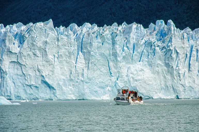 Un crucero frente al glaciar Perito Moreno, en la Patagonia argentina.