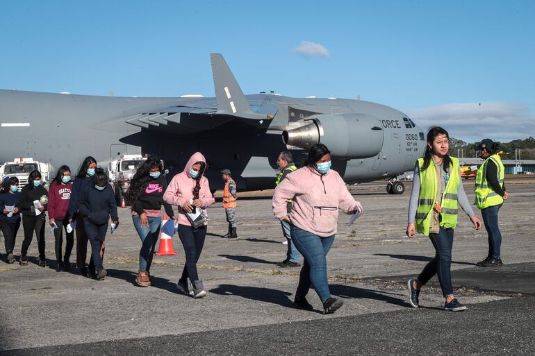 Grupo de migrantes guatemaltecos deportados caminando por la pista de la Base Aérea de Guatemala, en Ciudad de Guatemala (Guatemala). El Servicio de Inmigración y Control de Aduanas de Estados Unidos (ICE, por sus siglas en inglés) detuvo en la primera semana de mandato del republicano Donald Trump al menos a 2.382 inmigrantes indocumentados y cursó 1.797 órdenes de captura contra ciudadanos susceptibles de ser deportados, según sus propias cifras.