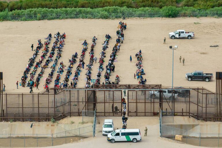 Migrantes esperan a ser procesados en la ciudad de Juarez.