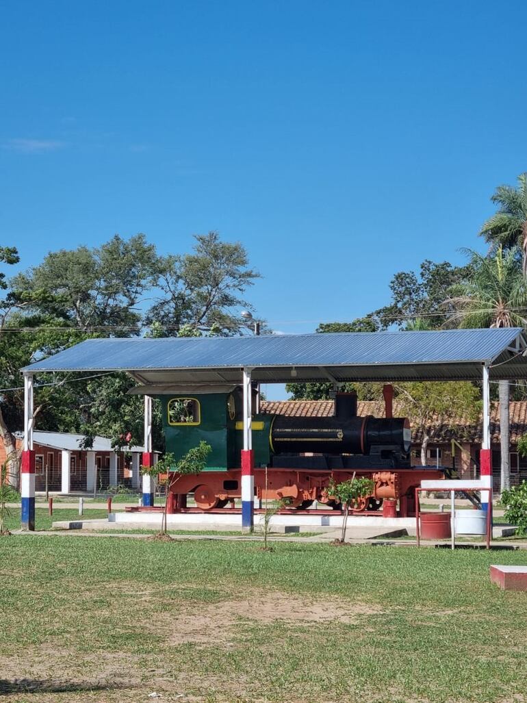 Parte del antiguo tren, restaurado por la Municipalidad en la plaza Defensores del Chaco.