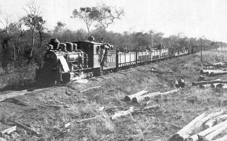 Tren transportando paraguayos al frente de batalla durante la Guerra del Chaco.