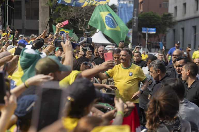 El expresidente brasileño Jair Bolsonaro (2019-2022) saluda a varios simpatizantes durante una manifestación este sábado en la avenida Paulista de Sao Paulo (Brasil).