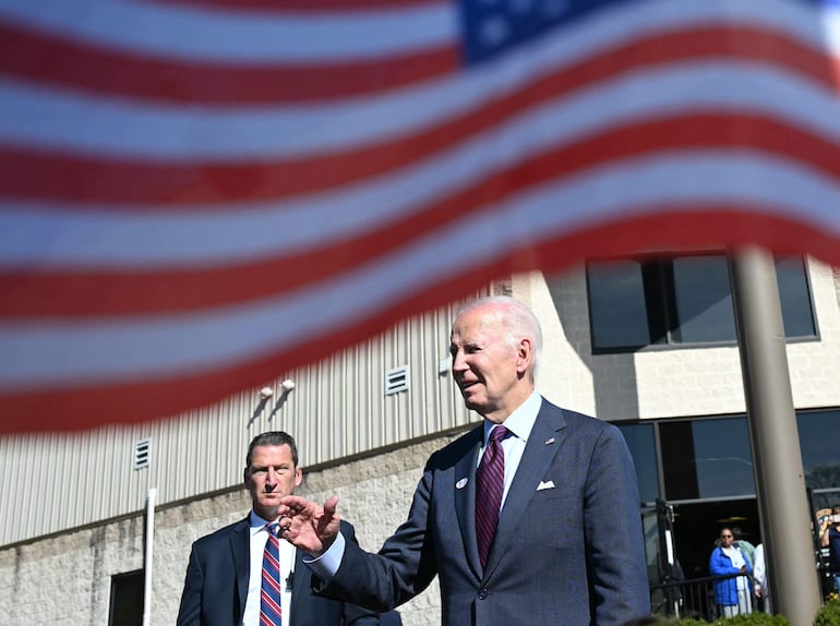 El presidente de Estados Unidos, Joe Biden (d).