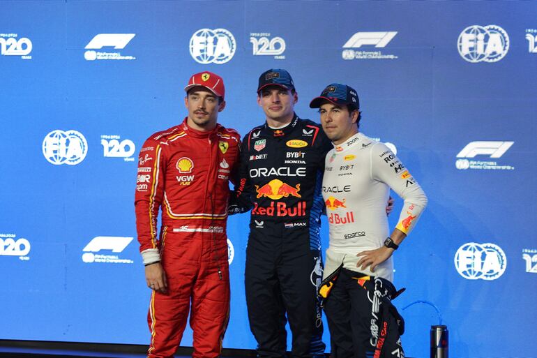 Max Verstappen (centro), Charles Leclerc (izquierda) y Sergio “Checo” Pérez (derecha) posando para las cámaras luego de las pruebas de clasificación de ayer. Será hoy el 1,2,3 en el inicio del gran premio árabe.