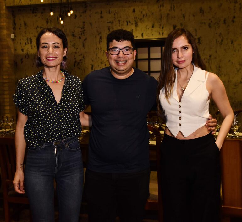 Los destacados chefs Laura Ferreira, Julio Cardozo y Leticia Oca disfrutaron de la exclusiva cena. 