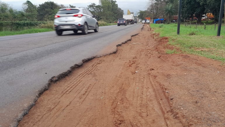 También la banquina de la ruta PY01 se encuentra en lamentable estado.