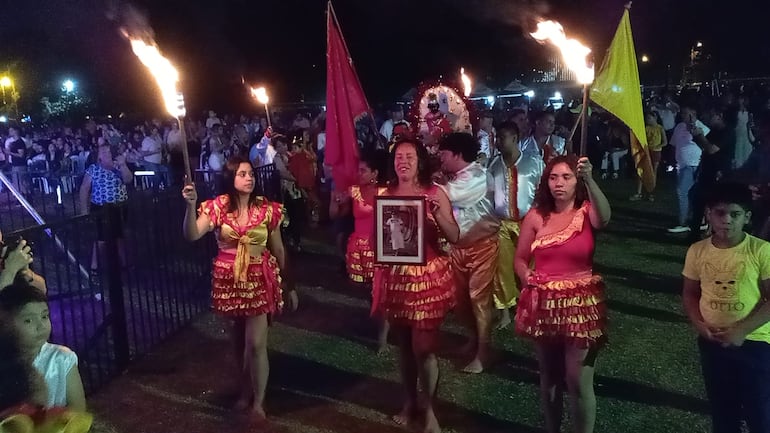 Con antorchas en manos inició la procesión del santo patrono San Baltasar.