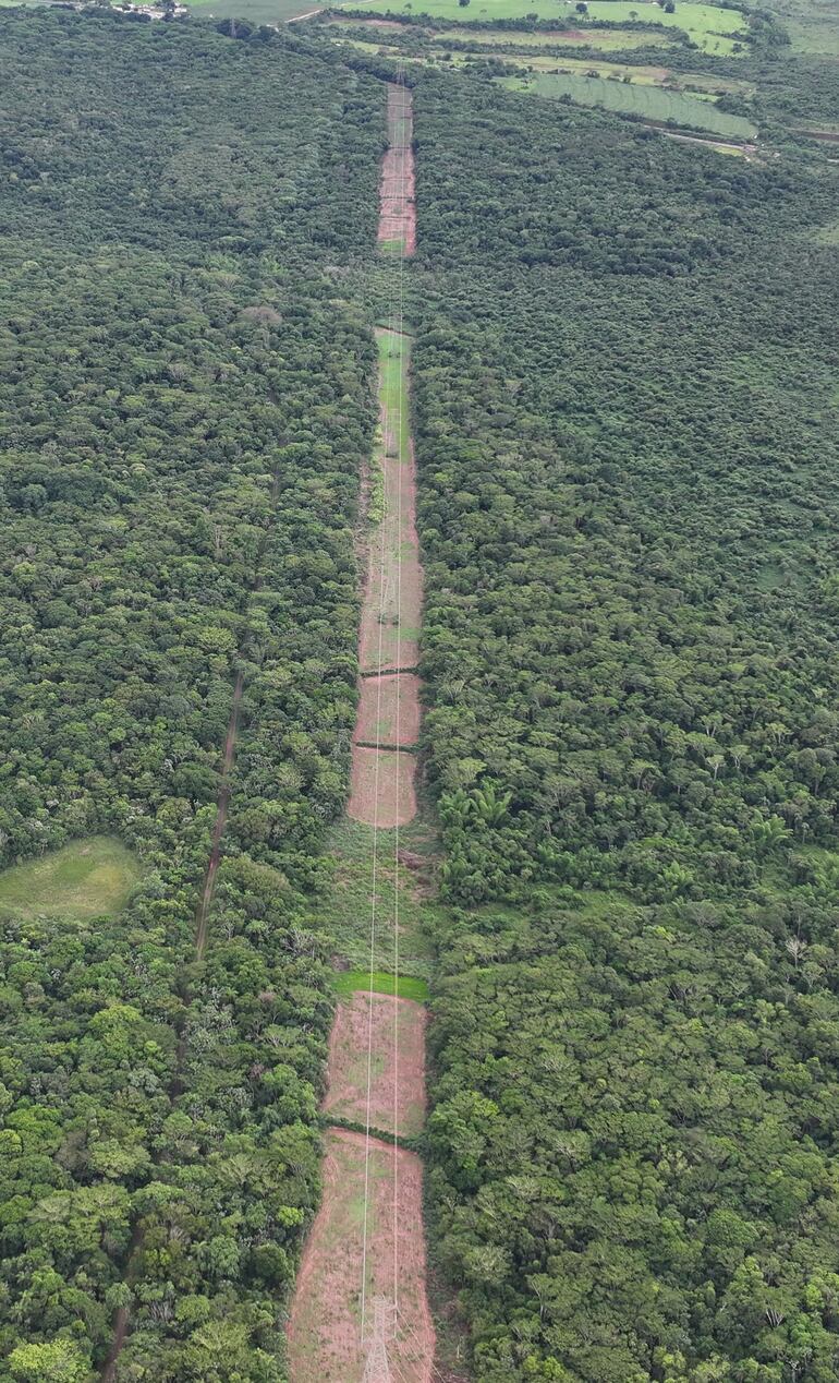 Mientras Paraguay no tiene espacio ni para color postes de media tensión al costado de su ruta, Brasil atravieza una línea de alta tensión por medio del Refubio Binacional Mbaracayú, en Salto del Guairá