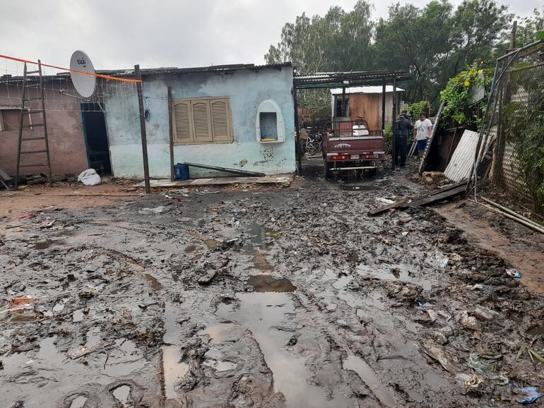 Viviendas aledañas la arroyo Moroti se inundaron debido a la acumulación de basuras.