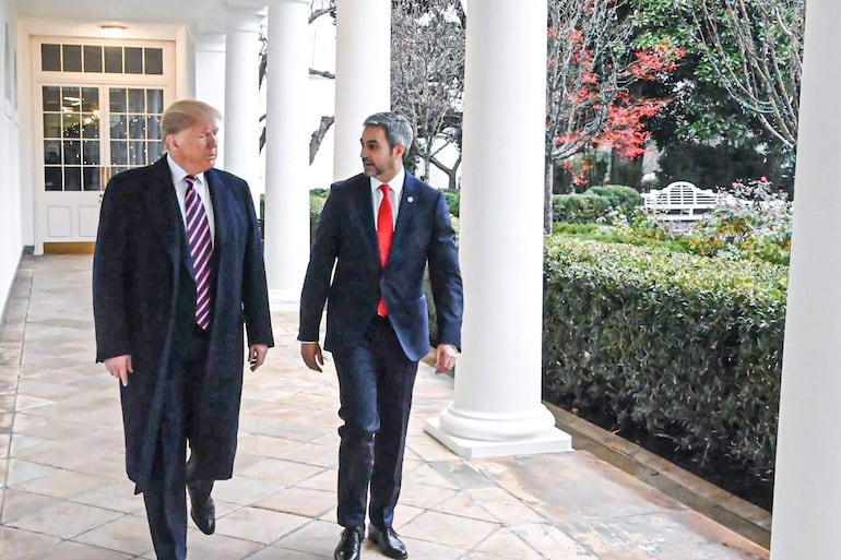 Donald Trump con Mario Abdo, recorriendo la Casa Blanca en 2019.