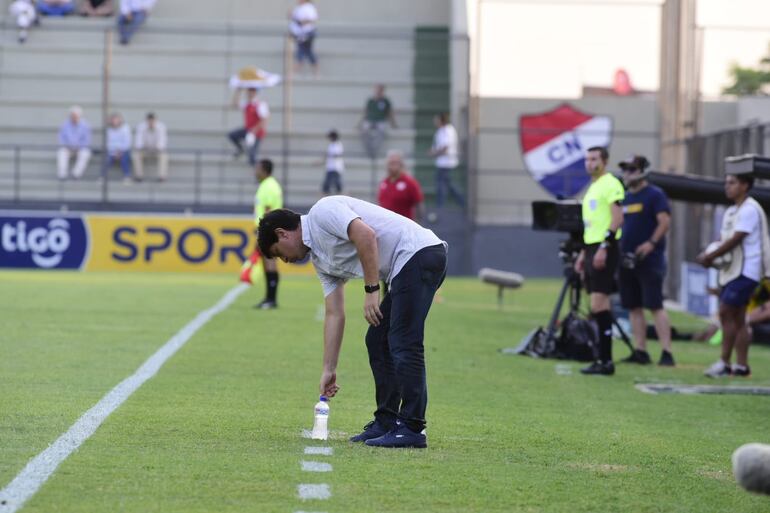 El entrenador Daniel Garnero (camisa) en el último partido con Libertad antes de asumir en la selección paraguaya.