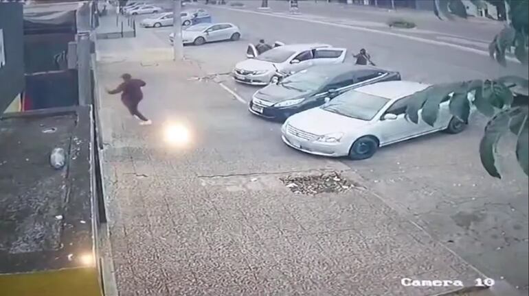 Momento en que el hombre vuelve a ingresar con prisa al interior del bar evitando ser ejecutado por los sicarios que lo esperaban.