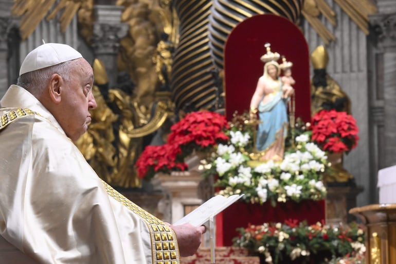 El papa Francisco en la última misa del año celebrada este martes en la basílica de San Pedro del Vaticano.